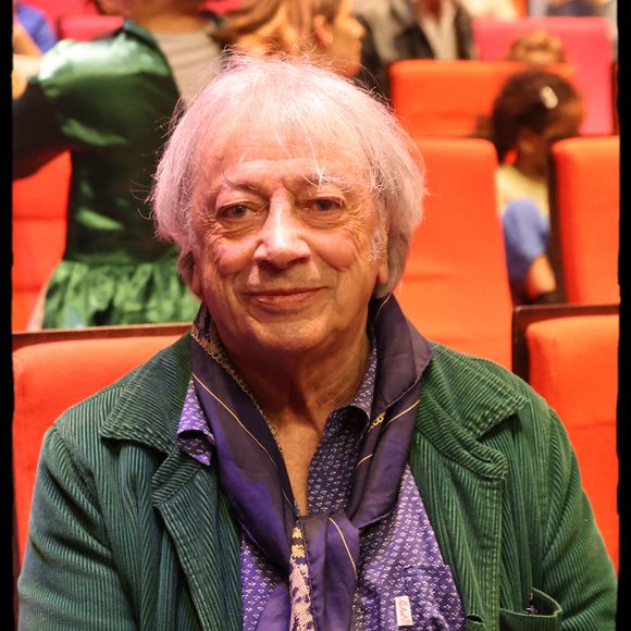 Il a également critiqué l’aménagement de la salle et l’acoustique, ce qui a déplu à plusieurs spectateurs.

Exclusif - Hervé Vilard -  Personnalités au spectacle de Chantal Goya "50 ans d'amour" au palais des Congrès à Paris le 25 mai 2025.

© Alain Guizard / Bestimage