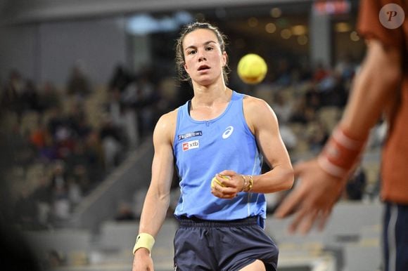 “Oui. Après, je pense que c’est une morphologie de base”, analyse-t-elle

Loïs Boisson lors des internationaux de France de Tennis de Roland Garros. © Chryslene Caillaud/PsnewZ/Bestimage