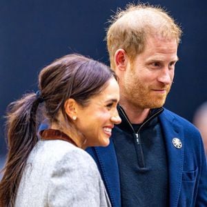 Le prince Harry, duc de Sussex et Meghan Markle, duchesse de Sussex, assistent à un match de basketball en fauteuil lors des "Invictus Games Vancouver Whistler 2025" à Vancouver, le 9 février 2025. Backgrid USA / Bestimage