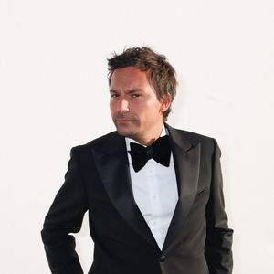 Dans son message, il prend d'ailleurs soin de remercier chaleureusement la direction, adressant notamment un message appuyé à "Adèle Van Reeth et Jonathan Curiel qui m'ont fait venir dans cette belle maison, pour leur confiance".

Exclusif - Bertrand Chameroy pose en backstage de l'émission "C à vous" lors du 79ème Festival International du Film de Cannes le 13 mai 2026. © Jack Tribeca/Bestimage