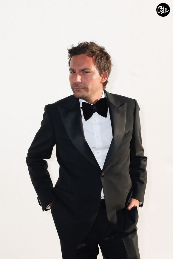 Dans son message, il prend d'ailleurs soin de remercier chaleureusement la direction, adressant notamment un message appuyé à "Adèle Van Reeth et Jonathan Curiel qui m'ont fait venir dans cette belle maison, pour leur confiance".

Exclusif - Bertrand Chameroy pose en backstage de l'émission "C à vous" lors du 79ème Festival International du Film de Cannes le 13 mai 2026. © Jack Tribeca/Bestimage