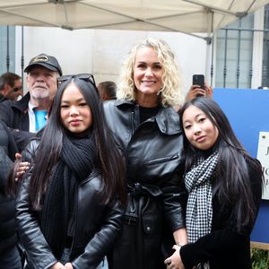 Laeticia Hallyday, ses filles Joy et Jade lors de l'inauguration d'une plaque commémorative en hommage à Johnny Hallyday devant l'immeuble où le chanteur français a grandi dans le 9ème arrondissement de Paris © Dominique Jacovides/Bestimage