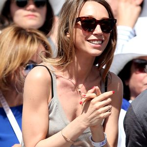 Laura Smet et son compagnon Raphaël dans les tribunes lors du tournoi de tennis de Roland Garros à Paris le 3 juin 2015.