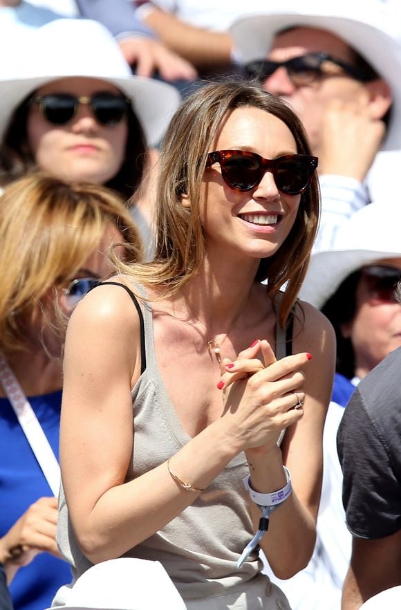 Laura Smet et son compagnon Raphaël dans les tribunes lors du tournoi de tennis de Roland Garros à Paris le 3 juin 2015.