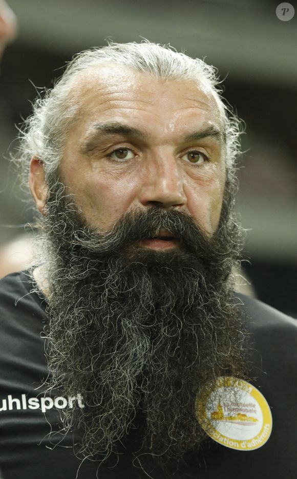 Mais le sportif dit qu'il va très bien

L'ancien rugbyman français Sébastien Chabal lors d'un match de charité pour l'association Un Espoir, Un Sourire Pour La Vie, Nice, France, 26 septembre 2022. Photo by Patrick Aventurier/ABACAPRESS.COM