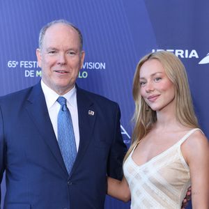 L’actrice madrilène Ester Exposito a une nouvelle fois attiré tous les regards lors d’une soirée prestigieuse à Monaco

Le prince Albert de Monaco et Ester Exposito - Séance photo lors de la cérémonie d'ouverture de la 65e édition du Festival TV de Monte-Carlo
 © Denis Guignebourg / Bestimage
