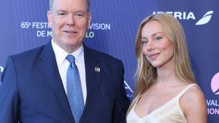 Cette robe espagnole portée par Ester Exposito date de 2017 et fait encore sensation aujourd’hui aux côtés du prince Albert