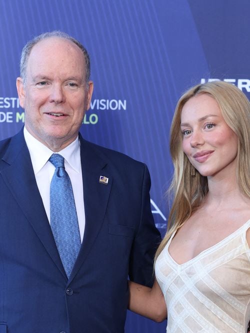 Cette robe espagnole portée par Ester Exposito date de 2017 et fait encore sensation aujourd’hui aux côtés du prince Albert