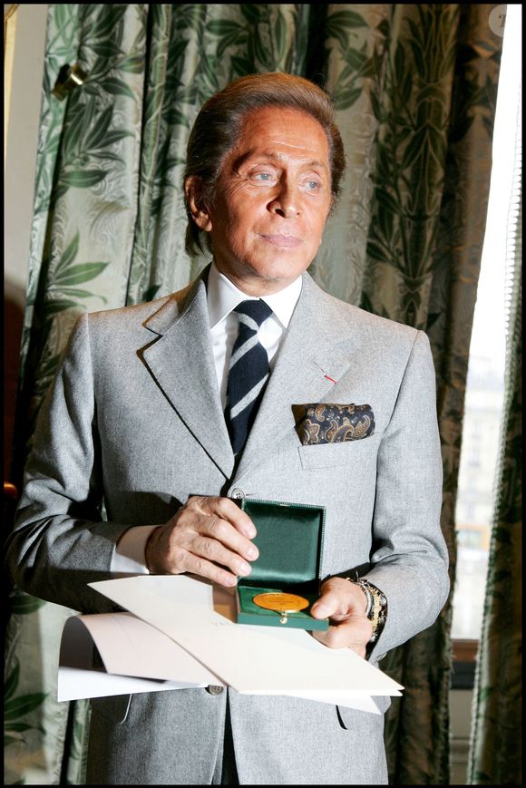 Il s'agit de Valentino

Valentino Garavani reçoit la Grande Médaille de Vermeil de la Ville de Paris des mains du maire Bertrand Delanoë, dans les salons de l’Hôtel de Ville.
© Guillaume Gaffiot / Bestimage