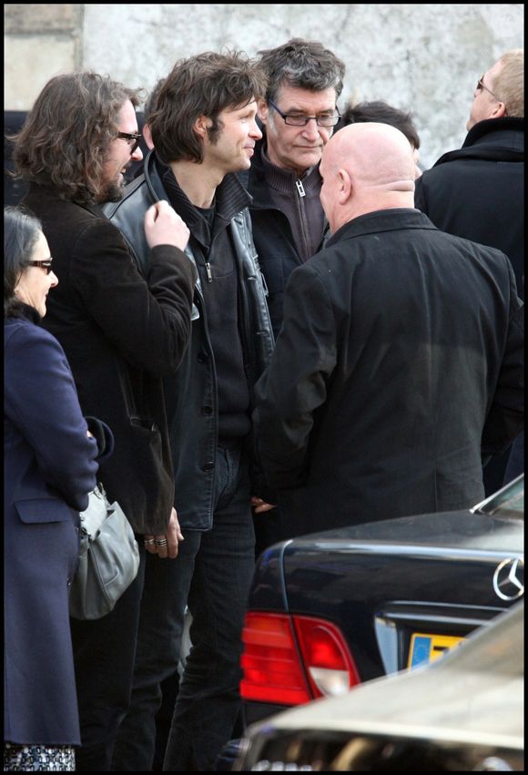 Bertrand Cantat  - Obsèques d'Alain Bashung en l'église Saint Germain des Près.  2009 (Guillaume Gaffiot/Bestimage).