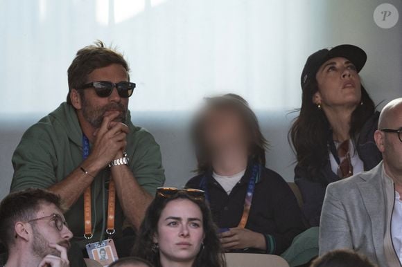 Nolwenn Leroy et son compagnon Arnaud Clément et leur fils Marin en tribunes lors de la finale messieurs des Internationaux de France de Tennis de Roland Garros 2025 (jour 15), à Paris, France, le 8 juin 2025. © Cyril Moreau/Bestimage