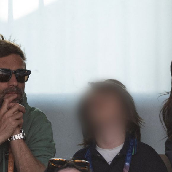 Nolwenn Leroy et son compagnon Arnaud Clément et leur fils Marin en tribunes lors de la finale messieurs des Internationaux de France de Tennis de Roland Garros 2025 (jour 15), à Paris, France, le 8 juin 2025. © Cyril Moreau/Bestimage