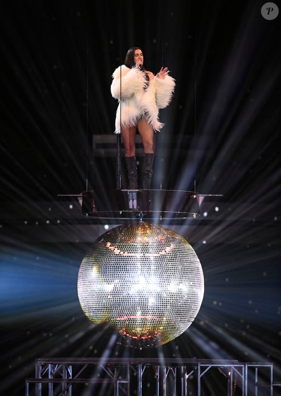Manchester, ROYAUME-UNI Dua Lipa se produit sur scène lors des BRIT Awards 2026 au Co-op Live Arena à Manchester, Royaume-Uni. ©Backgrid UK/ Bestimage