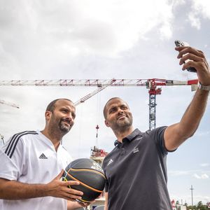 Père de Tony Parker, Terence (TJ) Parker et Pierre Parker, Tony Parker Senior était à l'honneur le mercredi 8 juillet, lors de cette cérémonie à laquelle ses trois fils, ainsi que leur mère Pamela, ont répondu présents.

Terence Parker (dit TJ), entraineur de l’ASVEL et son frère Tony Parker, Président LDLC ASVEL font un selfie lors de la pose du premier siège de la LDLC Arena (OL Groupe et LDLC ASVEL) dans le complexe du Groupama Stadium, OL Vallée, à Décines Charpieu (69), France le 6 septembre 2022. © Sandrine Thesillat/Panoramic/Bestimage