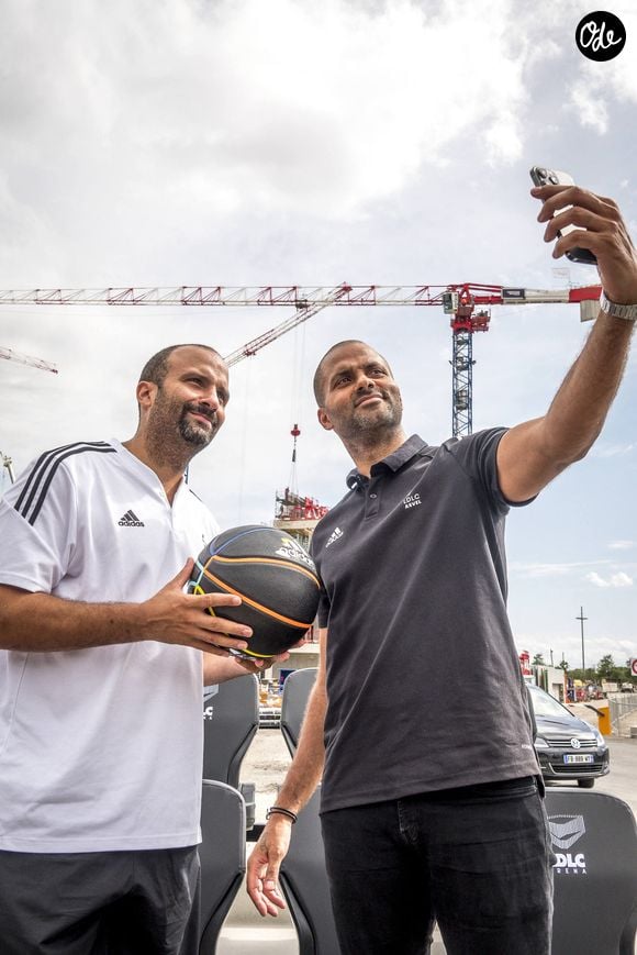 Père de Tony Parker, Terence (TJ) Parker et Pierre Parker, Tony Parker Senior était à l'honneur le mercredi 8 juillet, lors de cette cérémonie à laquelle ses trois fils, ainsi que leur mère Pamela, ont répondu présents.

Terence Parker (dit TJ), entraineur de l’ASVEL et son frère Tony Parker, Président LDLC ASVEL font un selfie lors de la pose du premier siège de la LDLC Arena (OL Groupe et LDLC ASVEL) dans le complexe du Groupama Stadium, OL Vallée, à Décines Charpieu (69), France le 6 septembre 2022. © Sandrine Thesillat/Panoramic/Bestimage