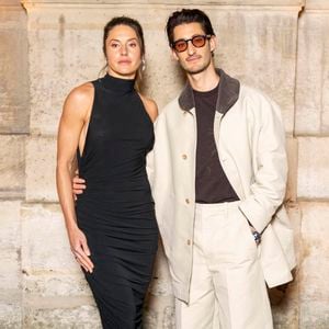 Natasha Andrews et Pierre Niney assistent au défilé Jacquemus Menswear Fall/Winter 2026-2027 dans le cadre de la semaine de la mode à Paris le 25 janvier 2026 à Paris, France.  Photo par Eliot Blondet/Abaca