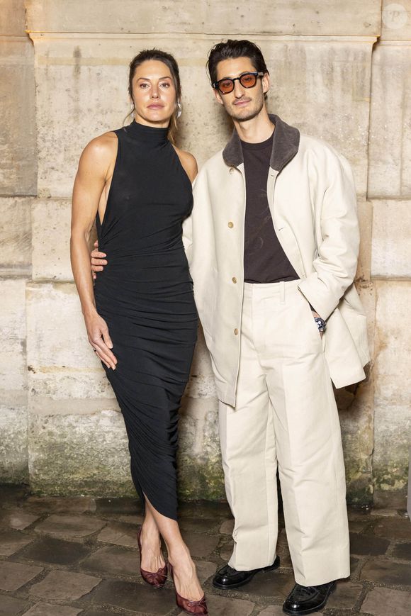 Natasha Andrews et Pierre Niney assistent au défilé Jacquemus Menswear Fall/Winter 2026-2027 dans le cadre de la semaine de la mode à Paris le 25 janvier 2026 à Paris, France.  Photo par Eliot Blondet/Abaca