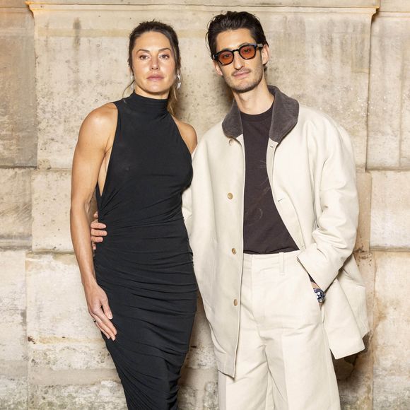 Natasha Andrews et Pierre Niney assistent au défilé Jacquemus Menswear Fall/Winter 2026-2027 dans le cadre de la semaine de la mode à Paris le 25 janvier 2026 à Paris, France.  Photo par Eliot Blondet/Abaca