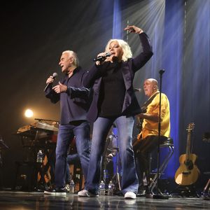 Exclusif - Michel Fugain et sa femme Sanda - Michel Fugain et sa femme Sanda en concert à Bobino, Paris le 27 janvier 2025. 
Michel Fugain, icône de la chanson française, a célébré en 2024 ses 60 ans de carrière avec un nouvel album intitulé La Vie, l'Amour, etc....
Pour marquer cet événement, il a entamé une tournée exceptionnelle qui passera par plusieurs scènes parisiennes en 2025.
À Paris, il se produira à Bobino les lundis 13, 20 et 27 janvier, ainsi que le 3 février 2025, à 20h30. Ce spectacle, également nommé La Vie, l'Amour, etc..., propose un voyage musical à travers ses plus grands succès. Chaque chanson, portée par une interprétation pleine de générosité, promet de raviver des souvenirs et d’émouvoir le public. © Jack Tribeca / Bestimage