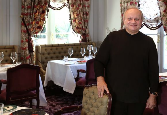 Par son propriétaire, l'hommes d'affaires Bernard Magrez qui possède plusieurs vignobles.

Le grand chef Français Joël Robuchon pose en Novembre 2014 le jour de l'ouverture de son palace cinq étoiles, l'hôtel et le restaurant "La grande maison" dans le centre ville de Bordeaux. Des la première année d'ouverture le restaurant du chef a obtenu le 1 Fevrier 2016 deux étoiles au guide Michelin et le titre de meilleur restaurant d'Europe dans la categorie luxe. © Patrick Bernard-Quentin Salinier/ Bestimage