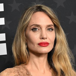 Angelina Jolie au photocall de la 30ème édition des Critics Choice Awards au Barker Hangar à Santa Monica le 7 février 2025.
Crédit : Broadimage / Bestimage