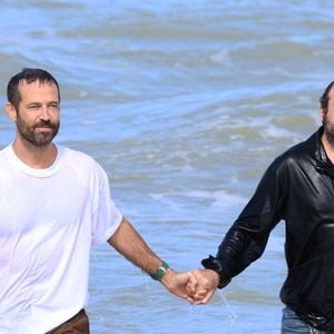 Ce lundi 8 septembre 2025, les membres du jury du célèbre Festival du cinéma américain se sont jetés à l'eau, au sens propre du terme, dans la mer, devant les photographes. 

Benjamin Millepied et Vincent Macaigne lors du photocall des membres du jury lors du 51e Festival du Cinéma Américain de Deauville le 8 septembre 2025. © Denis Guignebourg/Bestimage