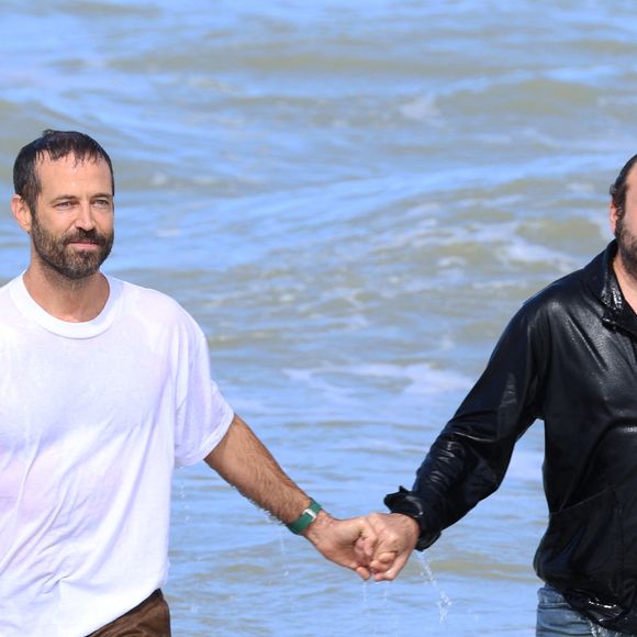 Ce lundi 8 septembre 2025, les membres du jury du célèbre Festival du cinéma américain se sont jetés à l'eau, au sens propre du terme, dans la mer, devant les photographes. 

Benjamin Millepied et Vincent Macaigne lors du photocall des membres du jury lors du 51e Festival du Cinéma Américain de Deauville le 8 septembre 2025. © Denis Guignebourg/Bestimage