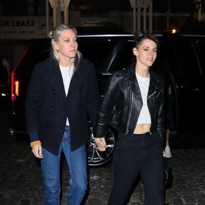 New York, NY - Le couple élégant Kristen Stewart et Dylan Meyer sont tout sourire, se tenant la main alors qu'elles rentrent chez eux après leur entretien avec Seth Meyers chez Boxers à Chelsea. Mars 2024
© Backgrid USA / Bestimage