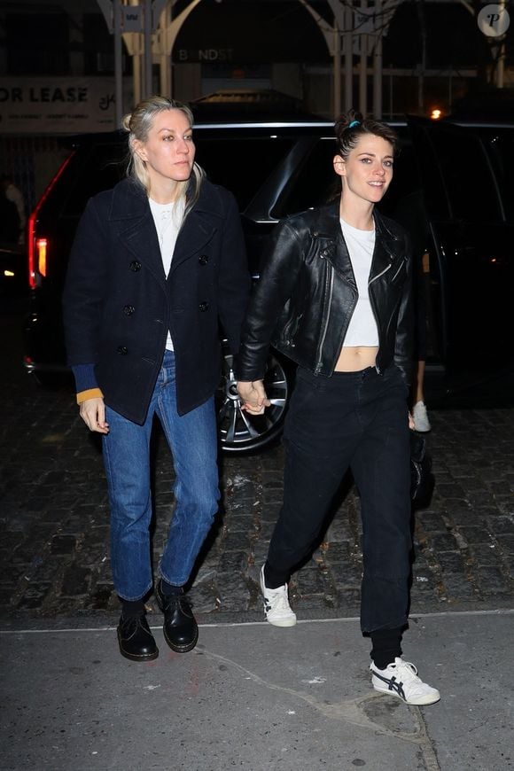New York, NY - Le couple élégant Kristen Stewart et Dylan Meyer sont tout sourire, se tenant la main alors qu'elles rentrent chez eux après leur entretien avec Seth Meyers chez Boxers à Chelsea. Mars 2024
© Backgrid USA / Bestimage