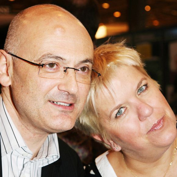 Mimie Mathy a célébré ses 20 ans de mariage avec Benoist Gérard en publiant une photo de leur union accompagnée d’un message émouvant sur X.

Archive - Mimie Mathy et son mari Benoist Gérard à Paris, France. © Agence/Bestimage