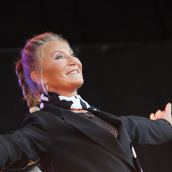 La chaleur accablante leur avait joué de mauvais tours qui auraient bien pu faire annuler sa venue comme elle l'a expliqué sur son compte Instagram.

La chanteuse Sheila se produit sur scène à Binche, en Belgique, le 9 septembre 2007. Photo de AV Press/ABACAPRESS.COM