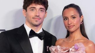 Plus qu'une "femme de" : Les occupations d'Alexandra, l'épouse de Charles Leclerc, décryptées
