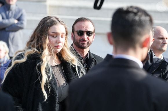 Milla Savarese, la fille de la défunte, le veuf Michel Ferracci à la sortie des obsèques d'Emilie Dequenne au cimetière Père Lachaise à Paris, France, le 26 mars 2025. © Cyril Moreau/Bestimage