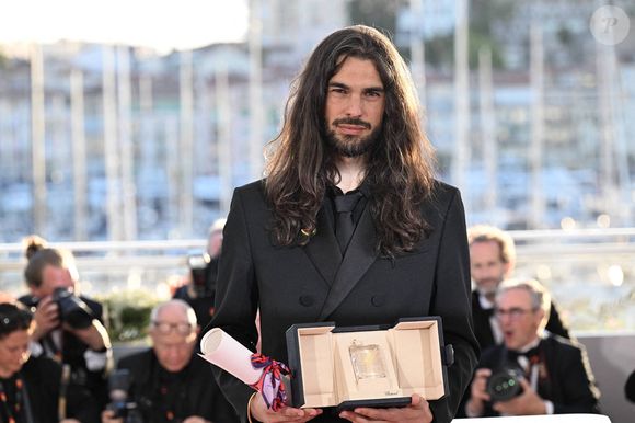 Oliver Laxe pose avec le Prix du Jury (TIE) pour "Sirat" lors du photocall des lauréats de la Palme d'Or au 78ème Festival de Cannes au Palais des Festivals le 24 mai 2025 à Cannes, France, le 24 mai 2025. Photo de David Niviere/ABACAPRESS.COM