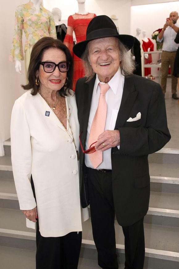 Nana Mouskouri et son mari André Chapelle - Brigitte Macron visite l’Exposition des robes de scènes de Nana Mouskouri à la Galerie Sabine Bayasli en vue de leur vente aux enchères (le 19 juin 2023) au profit de la Fondation des Hôpitaux dont elle est la présidente. Paris le 16 Juin 2023. 

© Bertrand Rindoff / Bestimage
