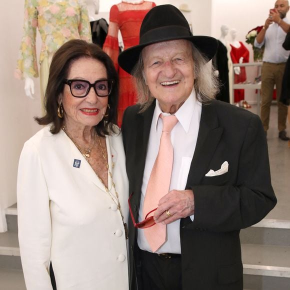Nana Mouskouri et son mari André Chapelle - Brigitte Macron visite l’Exposition des robes de scènes de Nana Mouskouri à la Galerie Sabine Bayasli en vue de leur vente aux enchères (le 19 juin 2023) au profit de la Fondation des Hôpitaux dont elle est la présidente. Paris le 16 Juin 2023. 

© Bertrand Rindoff / Bestimage