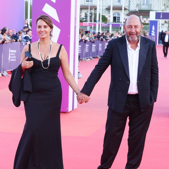 Kad Merad et sa femme Julia Vignali à la première du film "Nouvelle Vague" lors du 51éme Festival du Cinema Américain de Deauville le 12 septembre 2025. © Denis Guignebourg / Bestimage