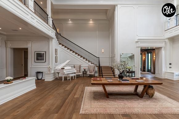 L’ancienne propriété de Ben Affleck et Jennifer Lopez à Beverly Hills s’étend sur près de deux hectares. La résidence compte 12 chambres, 24 salles de bains, une piscine à débordement, un vaste complexe sportif et un garage pouvant accueillir 12 voitures. Crédit photo : Simon Berlyn.