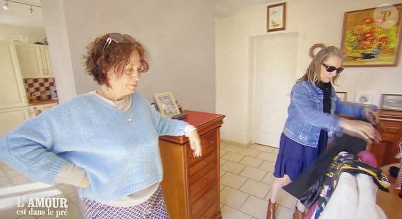 Gilles à la ferme avec ses prétendantes Isabelle et Pascaline dans "L'amour est dans le pré"