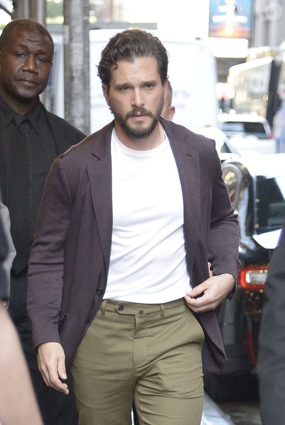 New York, NY - L'acteur Kit Harington sort de l'émission CBS Morning Show à New York, attirant l'attention des fans par sa présence.