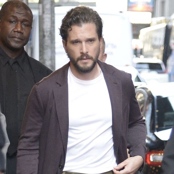New York, NY - L'acteur Kit Harington sort de l'émission CBS Morning Show à New York, attirant l'attention des fans par sa présence.