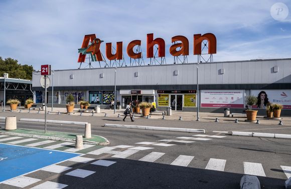 Patriarche discret mais exigeant, Gérard Mulliez démontre qu’on peut diriger un empire colossal tout en comptant chaque sou comme si c’était le dernier.

Aubagne (13) : Centre Commercial Auchan Barneoud. Photo by Moura F/ANDBZ/ABACAPRESS.COM