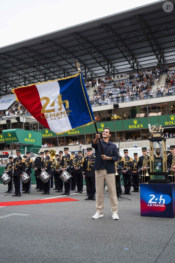 Le tennisman suisse Roger Federer a eu la chance de pouvoir donner le top départ de cette course tant attendue.

Drapeau de départ, drapeau, Federer Roger (swi), Starter des 24 Heures du Mans 2025, portrait lors des 24 Heures du Mans 2025, 4ème manche du Championnat du Monde d'Endurance FIA 2025, le 14 juin 2025 sur le Circuit des 24 Heures du Mans au Mans, France - © DPPI / PsnewZ / Bestimage