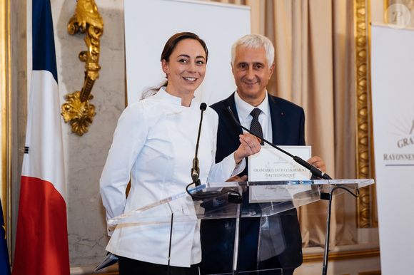 Nina Metayer (Grand prix du rayonnement gastronomique), Stephan Layani lors de la remise des prix du Rayonnement Français au ministère des affaires étrangères à Paris le 4 décembre 2025.

© Tiphaine Praud-Lebely / Bestimage