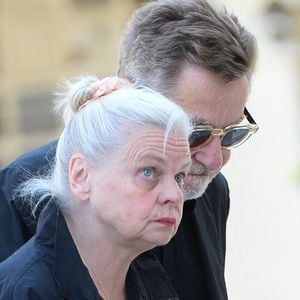 Isabelle est réapparue aux yeux du grand public pour les obsèques de Guesch Patti.

Isabelle Nanty, semble aller beaucoup mieux depuis son grave accident en VTC sur l'autoroute A10, accompagné de Olivier Gluzman, arrive aux obsèques de la chanteuse Guesch Patti au Crématorium du Père-Lachaise à Paris, France. Isabelle Nanty a accompagné son amie la chanteuse Guesch Patti jusqu'à son dernier souffle. © Bestimage