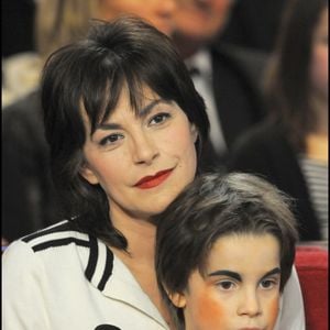 Lio et son fils, lors de l'enregistrement de l'émission "Vivement dimanche", en 2010.