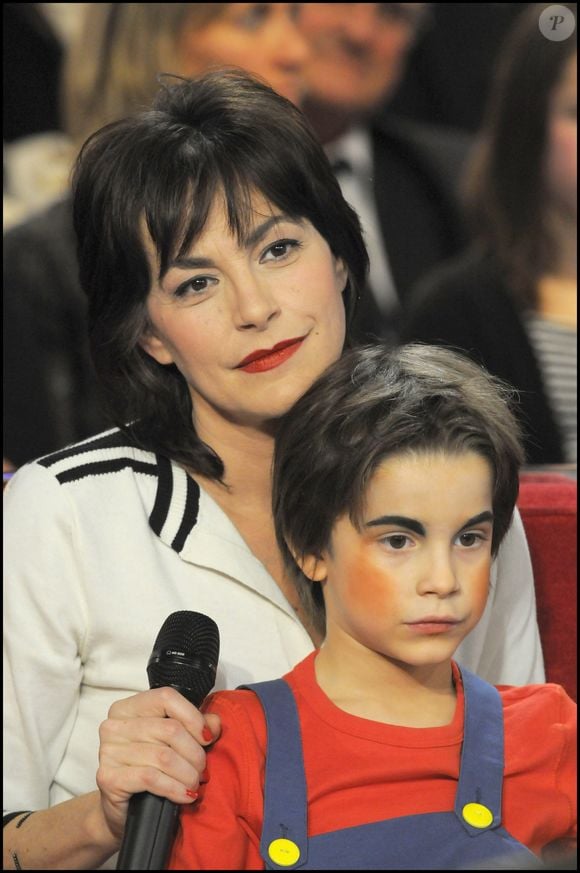 Lio et son fils, lors de l'enregistrement de l'émission "Vivement dimanche", en 2010.