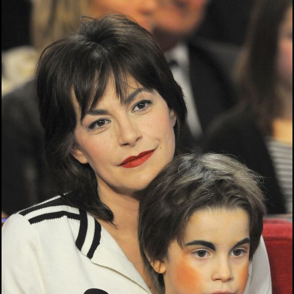 Lio et son fils, lors de l'enregistrement de l'émission "Vivement dimanche", en 2010.