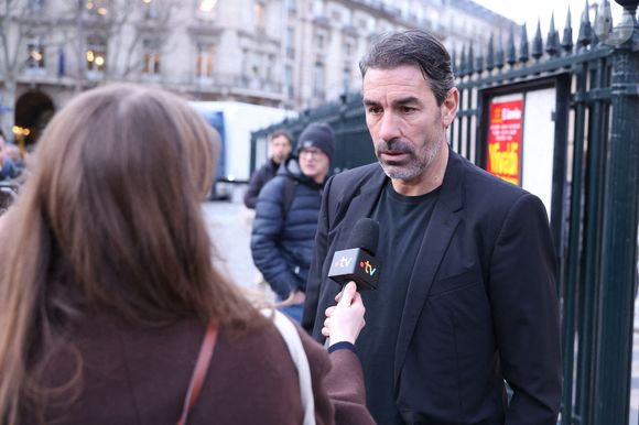 Robert Pires quittant la cérémonie funéraire de Rolland Courbis à l'église de la Madeleine à Paris, France, le 14 janvier 2026. Rolland Courbis, ancien footballeur français, entraîneur et commentateur médiatique au franc-parler, est décédé à l'âge de 72 ans. Photo par Jerome Domine/ABACAPRESS.COM