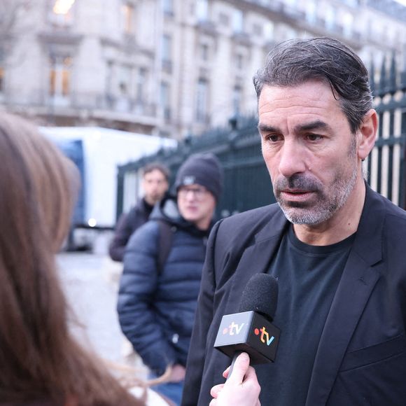 Robert Pires quittant la cérémonie funéraire de Rolland Courbis à l'église de la Madeleine à Paris, France, le 14 janvier 2026. Rolland Courbis, ancien footballeur français, entraîneur et commentateur médiatique au franc-parler, est décédé à l'âge de 72 ans. Photo par Jerome Domine/ABACAPRESS.COM